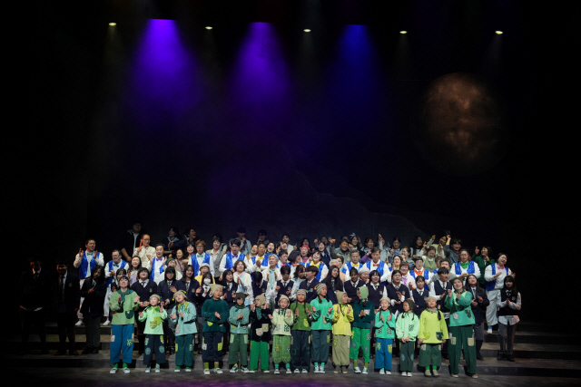 지난해 12월20일 서울 마포구 서강대학교 메리홀 대극장에서 '다시 만나는 세상' 통합공연이 끝난 뒤 단원들이 기념촬영을 하고 있다. 한국문화예술교육진흥원 제공